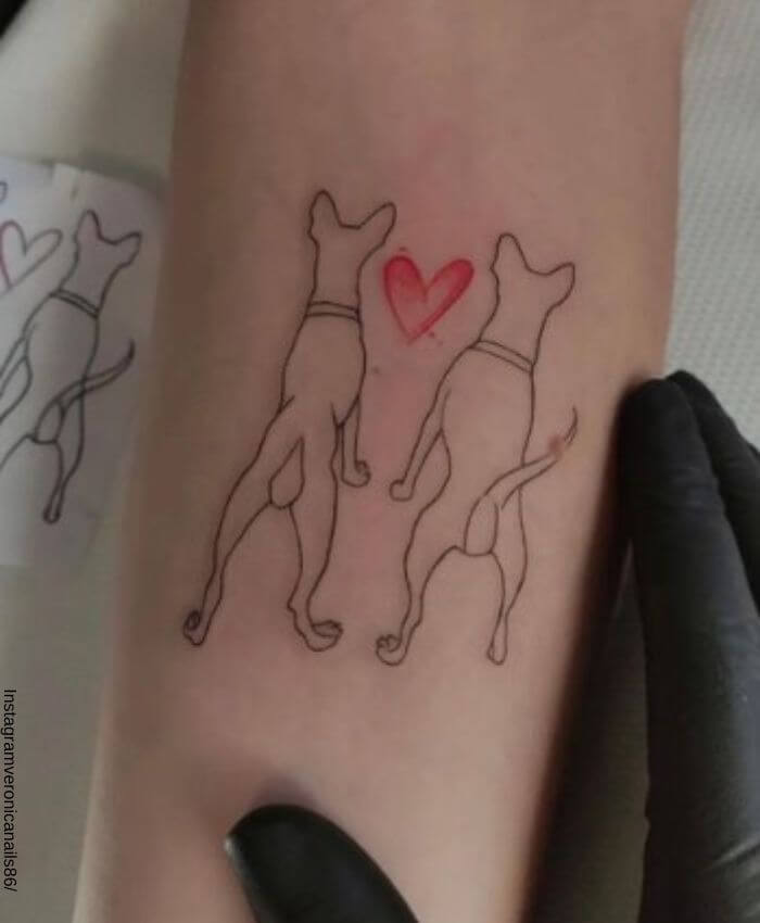 Foto de uno de los tatuajes de perros minimalistas con líneas finas y pocos detalles