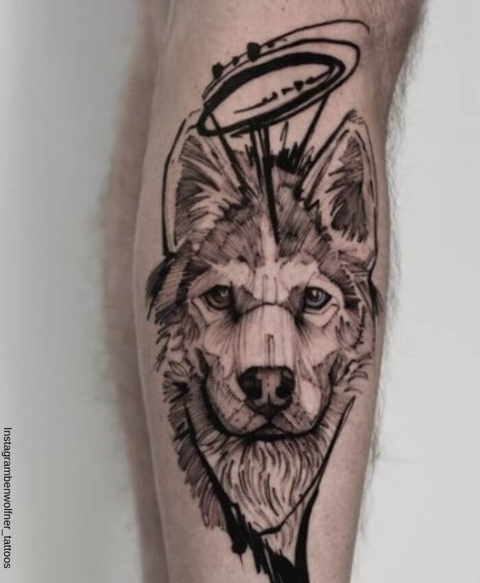 Foto de uno de los tatuajes de perros en honor a una mascota fallecida con un halo en la cabeza