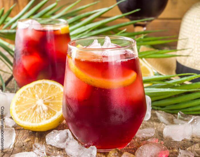 Foto de dos copas de bebida refrescante frutal con vino