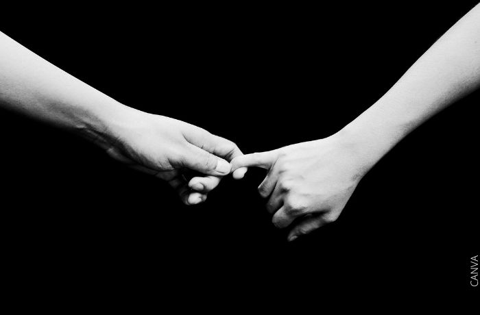 Foto a blanco y negro de una mano sosteniendo el meñique de otra persona
