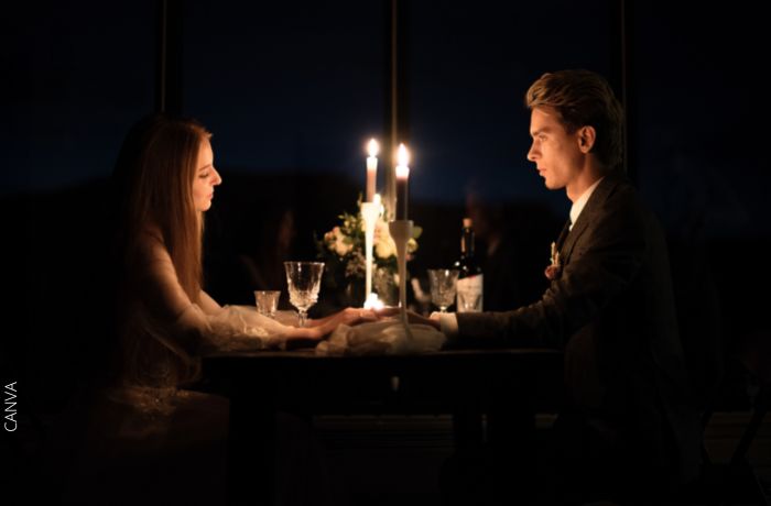 Foto de una pareja en una cena a la luz de las velas