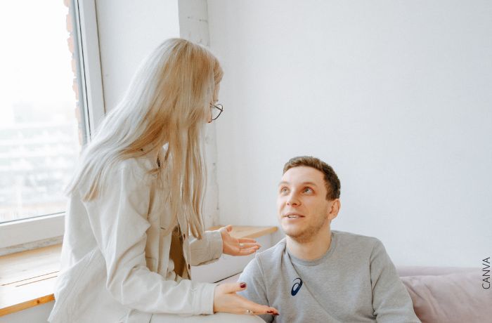 Foto de una mujer hablando con un hombre