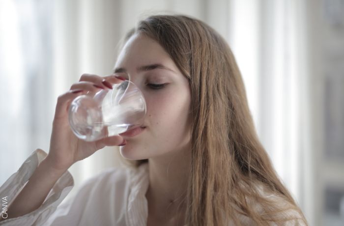 Foto de una mujer tomando agua