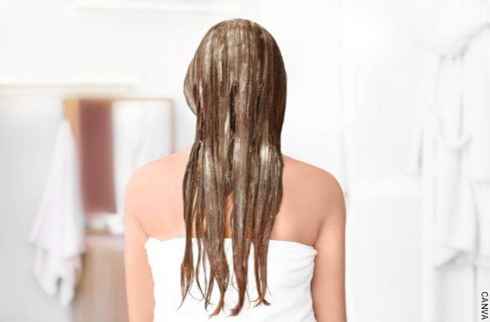 Foto de una mujer de espaldas con mascarilla para el cabello