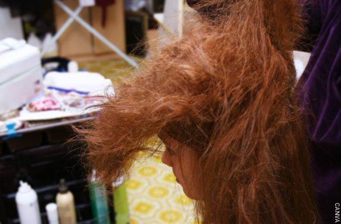Foto de una mujer con el pelo esponjado