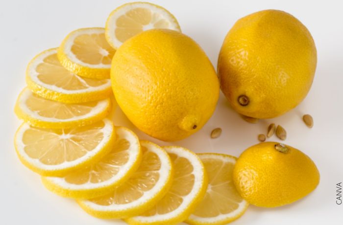 Foto de un limones y varias rodajas de limón