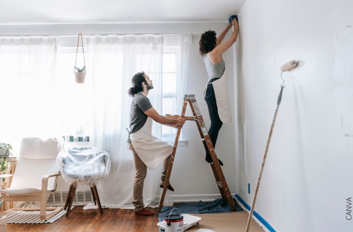 Foto de una pareja pintando la casa