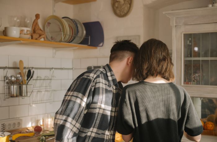 Foto de una pareja de espaldas en la cocina