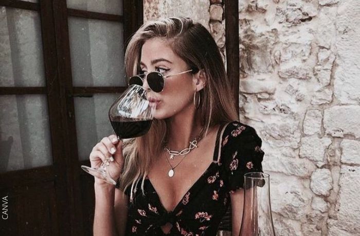 Foto de una mujer tomando una copa de vino