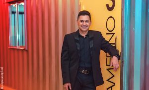 Jorge Celedón está buscando fan a la que Bad Bunny le arrojó el celular al mar