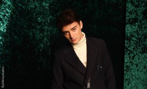 Actor de 'Stranger Things' se declaró gay tras 18 años en el clóset