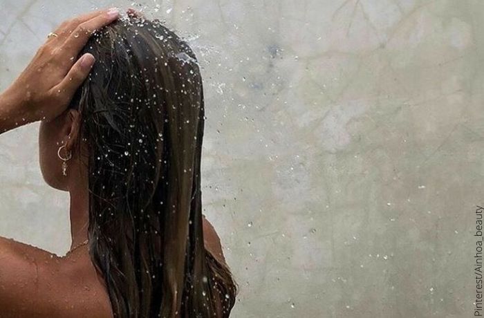 Foto de una mujer lavando su cabello para ilustrar Mascarillas para el cabello tinturado que debes probar