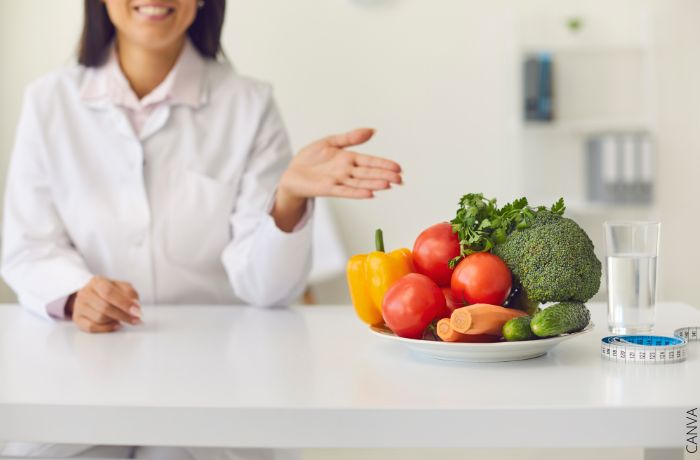 Foto de una mujer señalando un plato con verduras