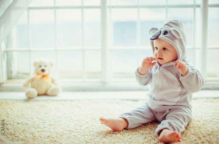 Foto de un bebé con pijama de elefante