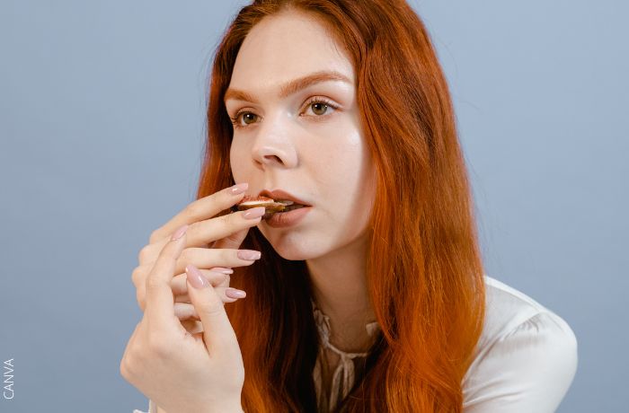 Foto de una mujer comiendo higos
