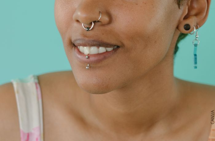Foto de una mujer con piercings