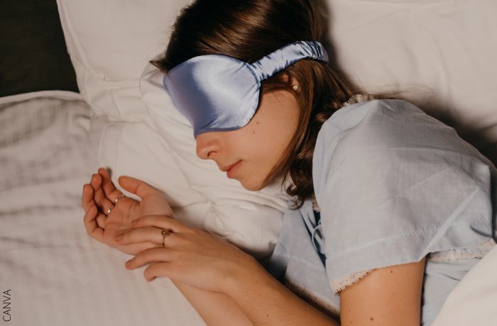 Foto de una mujer durmiendo con los ojos tapados