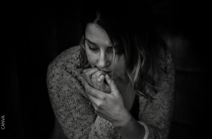 Foto a blanco y negro de una mujer triste