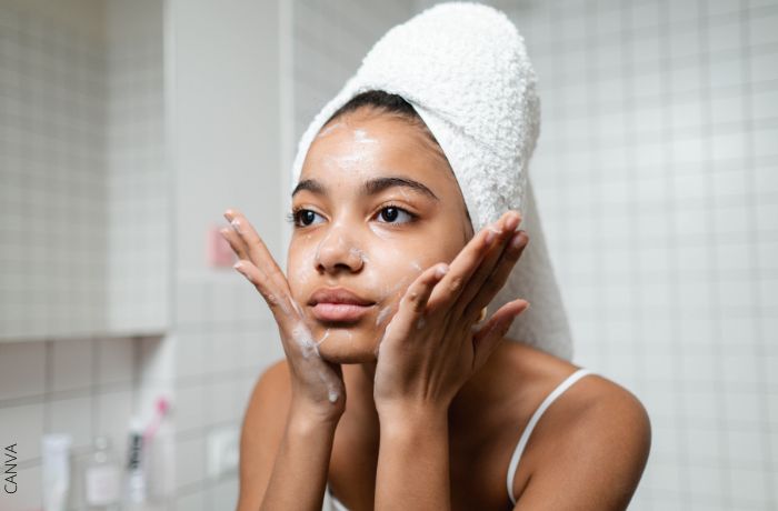 Foto de una mujer limpiando su rostro