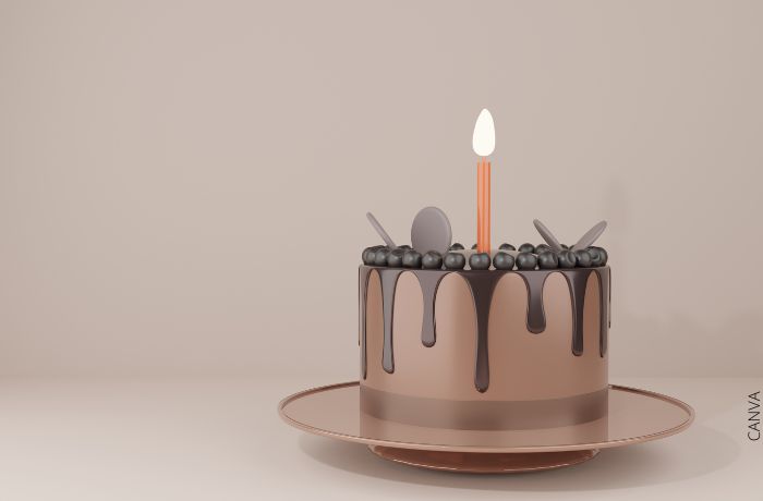 Foto de un pastel de cumpleaños con una vela