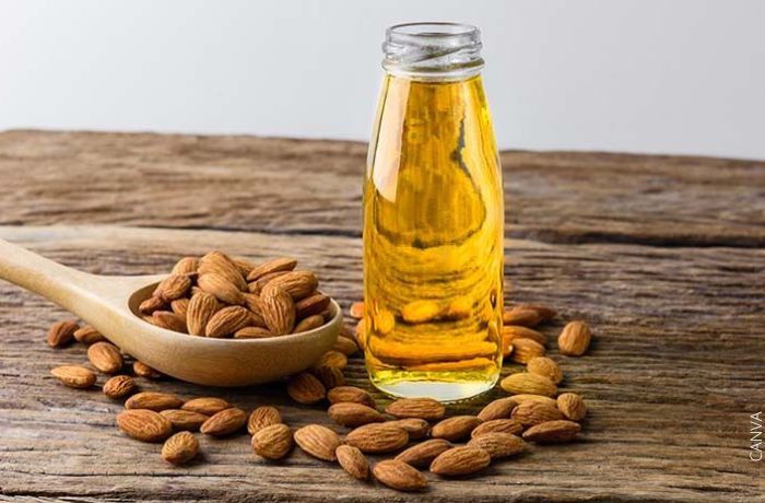 Foto de un frasco con aceite de almendras