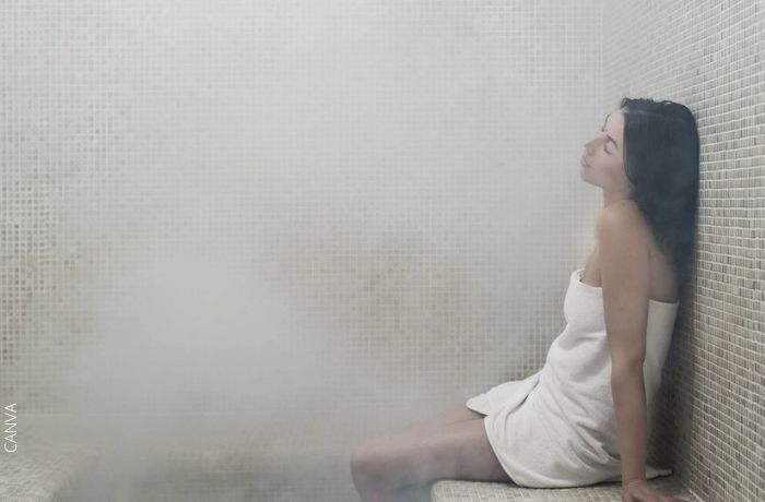 Foto de una mujer en un sauna para ilustrar receta para baño de hierbas postparto, ¡bastante sencillo!