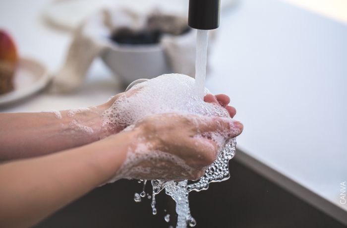 Foto de una persona con agua y jabón en las manos