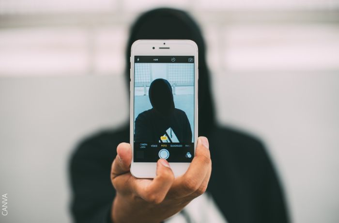 Foto de un hombre tomandose una selfie con su rostro oculto