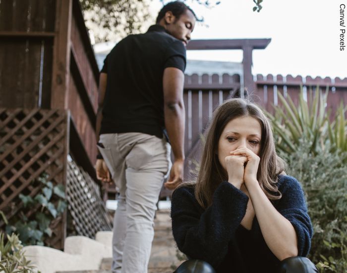 Foto de una pareja luego de una pelea, él se va y ella se queda sentada llorando, para representar por qué un hombre te busca y luego desaparece