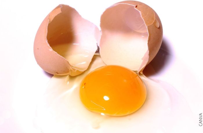 Foto de un huevo abierto crudo