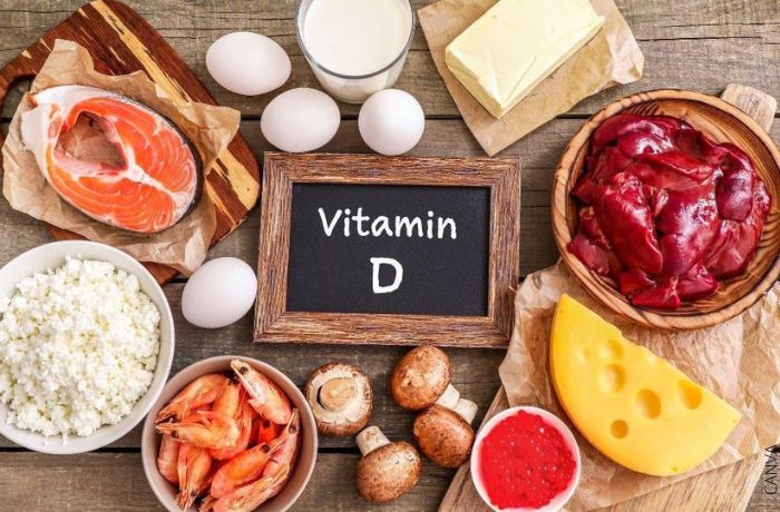Foto de un cartel de vitamina D con alimentos alrededor