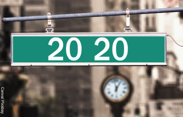 Foto de una señal de tráfico con el número 20 20 en ella