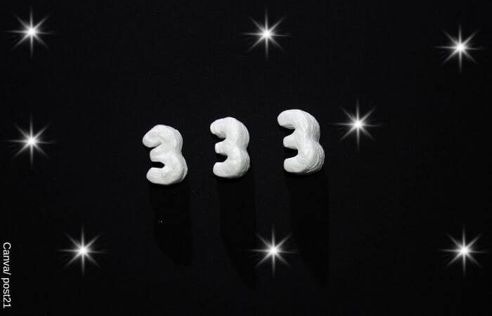 Foto del número 333 en fondo negro con letras blancas