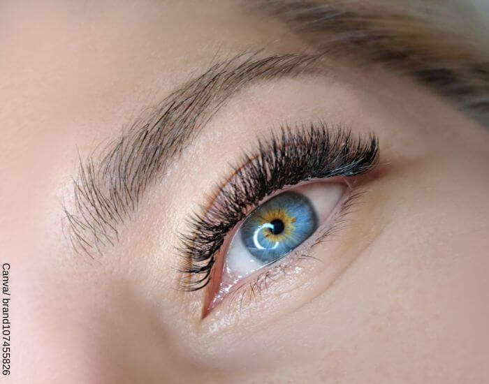 Foto de cerca del ojo de una mujer con pestañas abundantes y frondosas