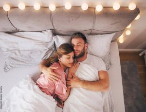 Lado de la cama donde duermes en pareja influye en tu genio