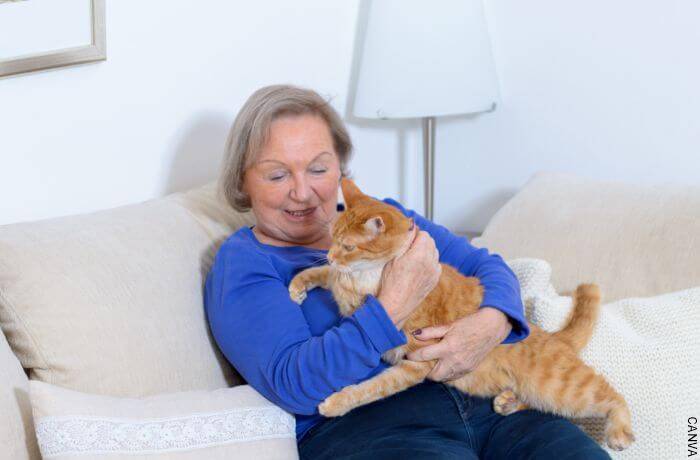 Foto de una mujer mayos con un gato