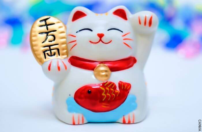 Foto de una figura de un maneki neko, el gato de la suerte japonés