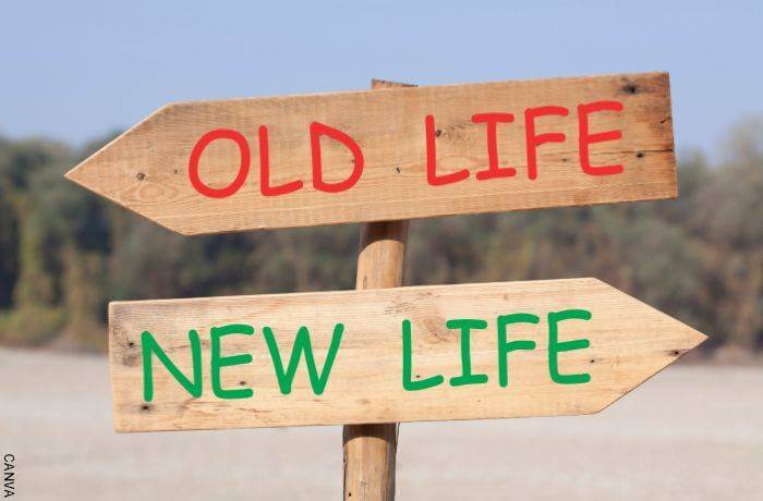 Foto de un letrero qeu dice vida vieja vs. vida nueva