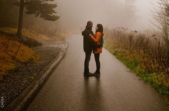 Foto de una pareja abrazada en la niebla