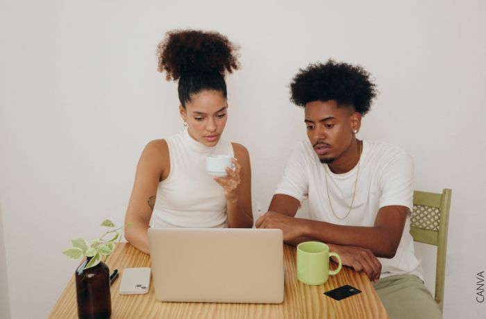 Foto de una pareja mirando un computador