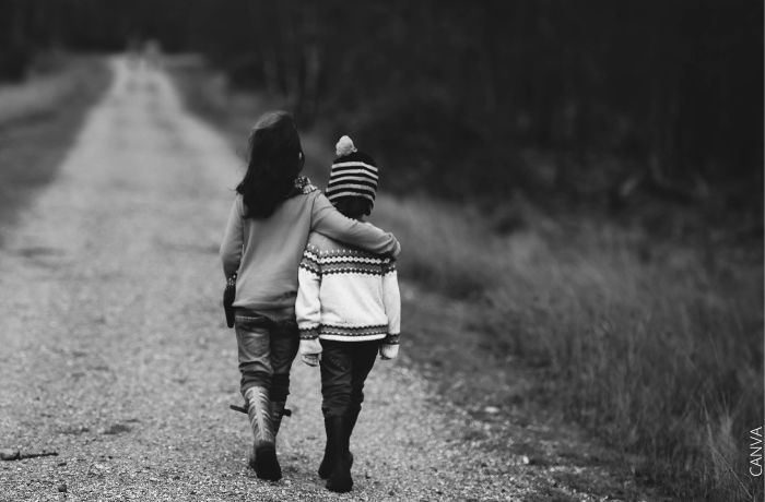 Foto a blanco y negro de dos niños caminando