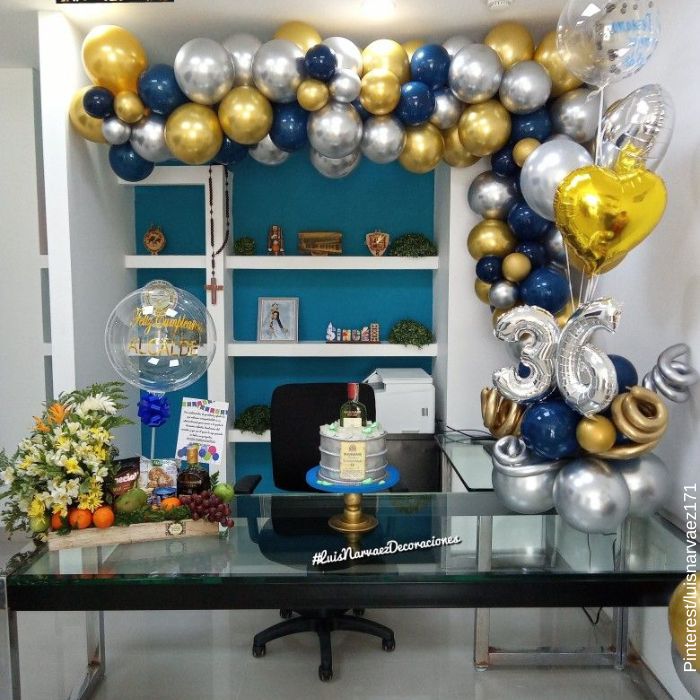 Foto de una oficina decorada para un cumpleaños