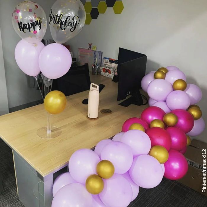 Foto de un escritorio decorado con globos