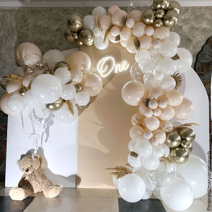 Foto de una decoración para fiesta blanco y dorado