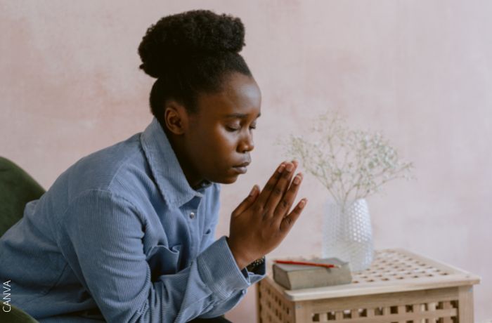 Foto de una mujer rezando