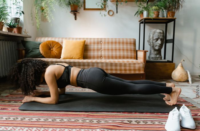 Foto de una mujer haciendo el ejercicio de plancha abdominal