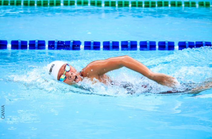 Foto de una persona nadando
