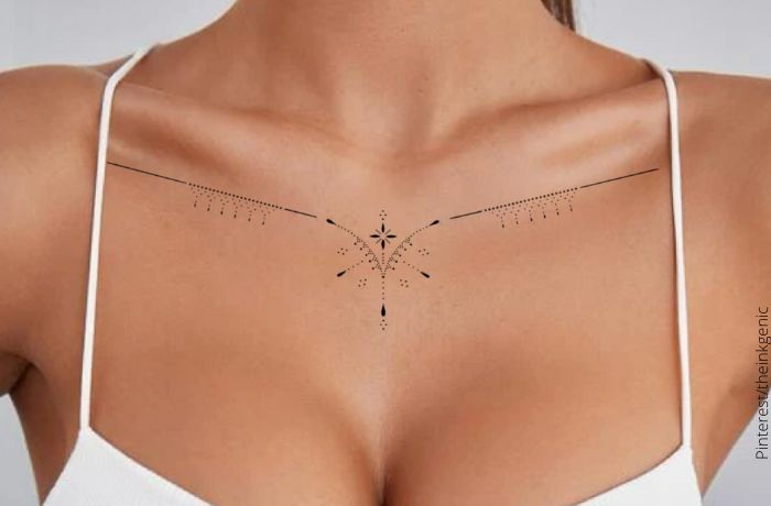Foto de una mujer con un tatuaje en el pecho simulando un collar