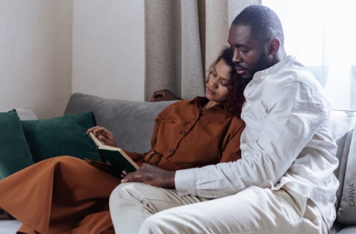 Foto de una pareja leyendo un libro
