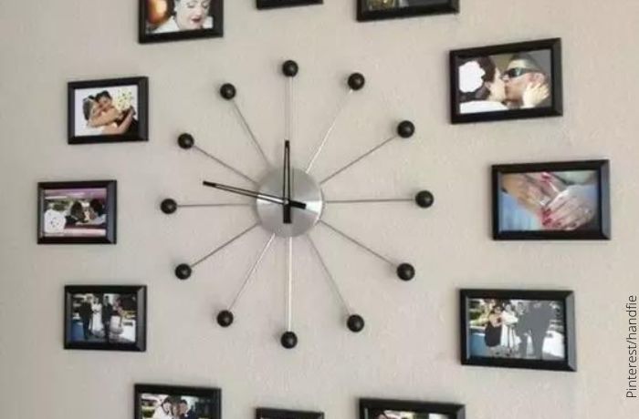Foto de un reloj rodeado de fotos para ilustrar Ideas creativas para poner fotos en la pared que amarás